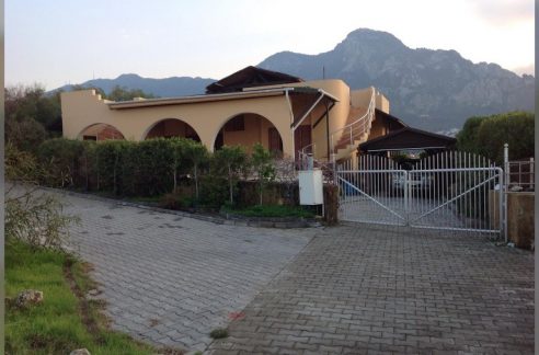Seafront 3 Bedroom Bungalow With Beautiful Sea And Mountain Views Location Karsiyaka Girne North Cyprus KKTC (For Sale)