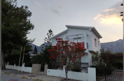 3 bedroom Villa For Rent Location Karaoglanoglu Girne.(Communal Swimming Pool) North Cyprus KKTC TRNC